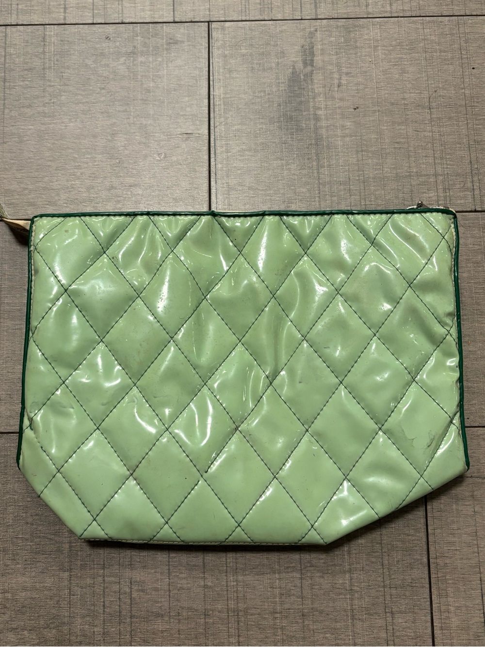 ♠️5/$25♠️*RARE FIND* 1950's Quilted Glossy Green Cosmetic Pouch-small rip